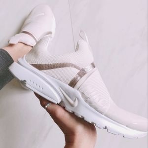 NIKE WOMEN'S RUNNING SHOES SIZE 5.5